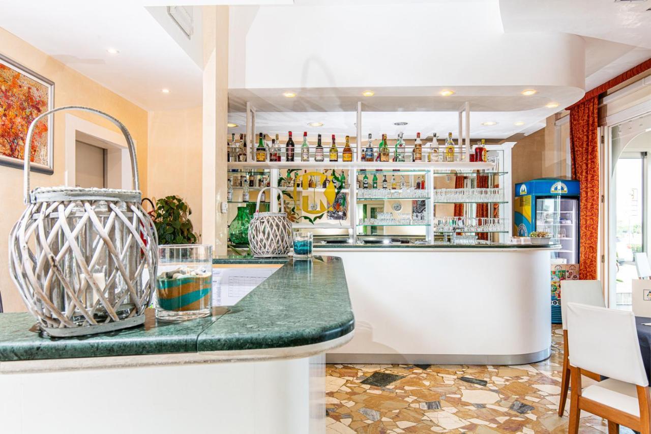 Hotel Karinzia Caorle Bagian luar foto