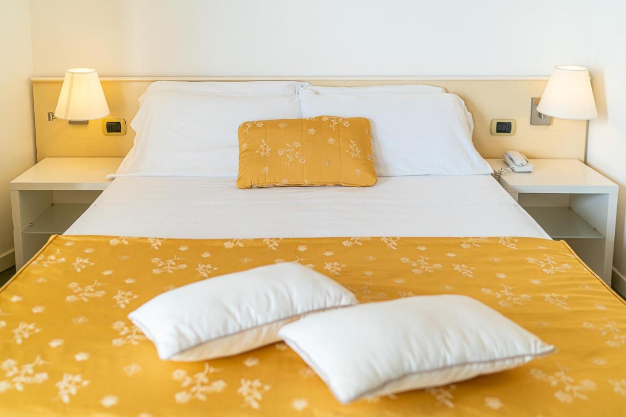 Hotel Karinzia Caorle Bagian luar foto