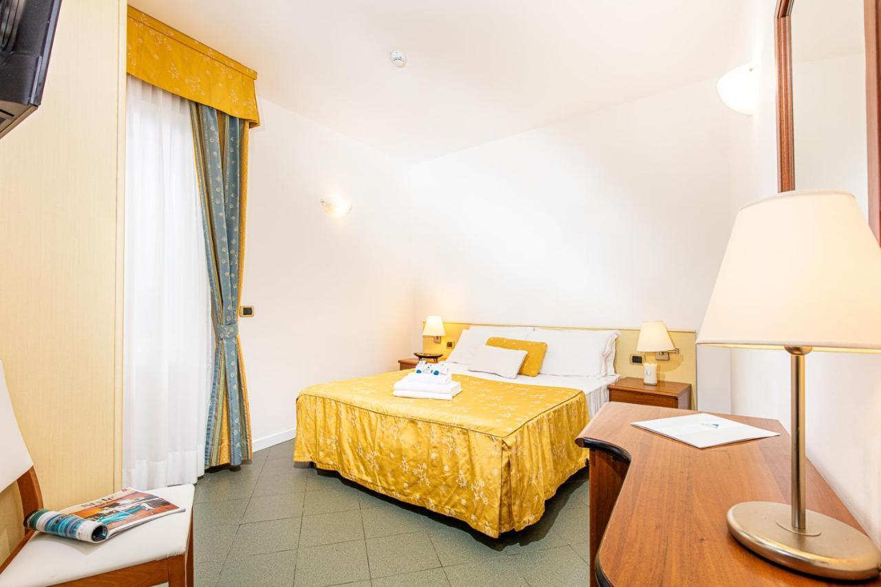 Hotel Karinzia Caorle Bagian luar foto