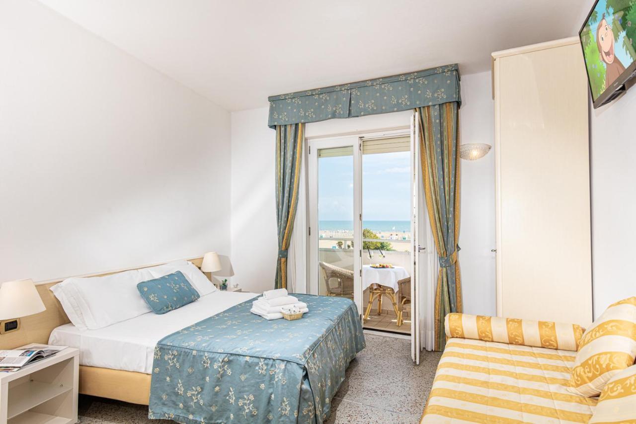 Hotel Karinzia Caorle Bagian luar foto